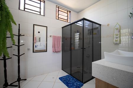 Casa de condomínio à venda com 303m², 2 quartos e 4 vagasBanheiro da Suíte 1