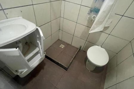 Banheiro de casa para alugar com 1 quarto, 45m² em Jardim Primavera, Duque de Caxias