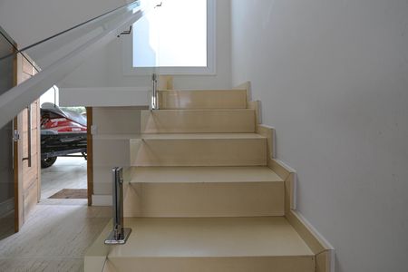 Casa para alugar com 270m², 3 quartos e 2 vagas Casa para alugar com 270m², 3 quartos e 2 vagasEscada