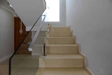 Casa para alugar com 270m², 3 quartos e 2 vagas Casa para alugar com 270m², 3 quartos e 2 vagasEscada