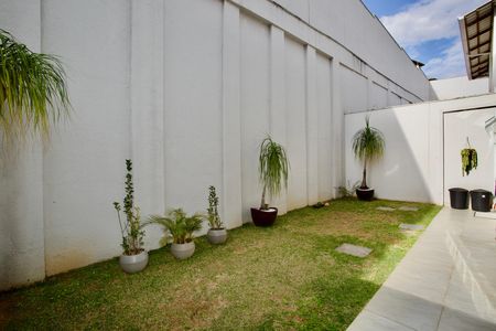 Casa de condomínio para alugar com 180m², 3 quartos e 4 vagasQuintal