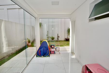 Casa de condomínio para alugar com 180m², 3 quartos e 4 vagasQuintal