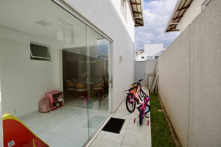 Casa de condomínio para alugar com 180m², 3 quartos e 4 vagasQuintal