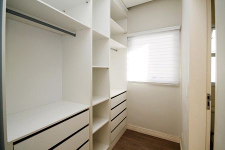 Casa de condomínio para alugar com 173m², 3 quartos e 3 vagas Casa de condomínio para alugar com 173m², 3 quartos e 3 vagasCloset Suíte