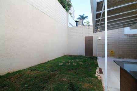 Quintal de casa de condomínio para alugar com 3 quartos, 173m² em Granja Viana Ii, Cotia