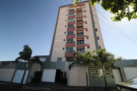 Fachada de apartamento para alugar com 2 quartos, 55m² em Santa Mônica, Uberlândia