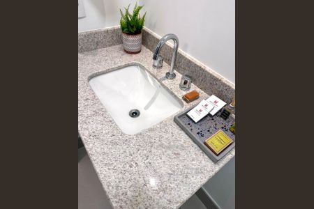 Banheiro de kitnet/studio para alugar com 1 quarto, 46m² em Auxiliadora, Porto Alegre