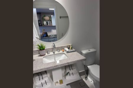 Banheiro de kitnet/studio para alugar com 1 quarto, 46m² em Auxiliadora, Porto Alegre