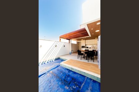 Piscina de casa à venda com 3 quartos, 250m² em Cachoeirinha, Belo Horizonte