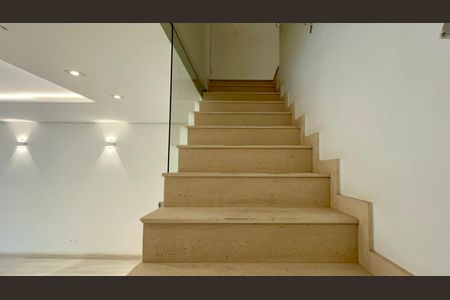 Casa à venda com 180m², 3 quartos e 3 vagas Casa à venda com 180m², 3 quartos e 3 vagasEscada