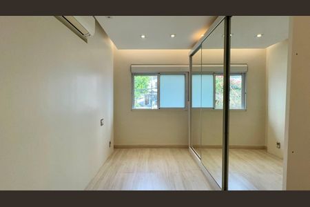 Casa à venda com 180m², 3 quartos e 3 vagas Casa à venda com 180m², 3 quartos e 3 vagasSuite