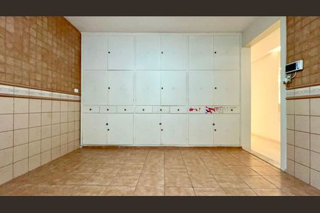 Casa à venda com 180m², 3 quartos e 3 vagas Casa à venda com 180m², 3 quartos e 3 vagasCozinha - Armários