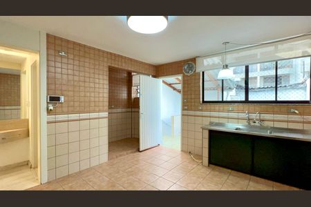 Casa à venda com 180m², 3 quartos e 3 vagas Casa à venda com 180m², 3 quartos e 3 vagasCozinha