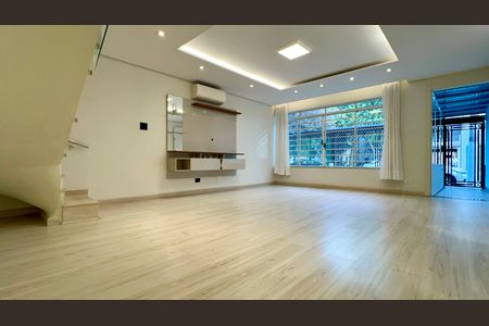 Casa à venda com 180m², 3 quartos e 3 vagas Casa à venda com 180m², 3 quartos e 3 vagasSala