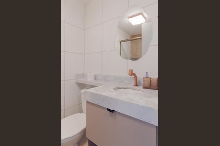 Banheiro de kitnet/studio para alugar com 1 quarto, 28m² em Liberdade, São Paulo