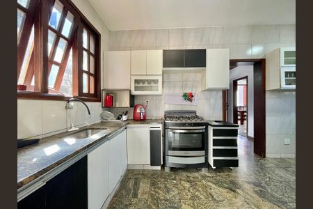 Casa para alugar com 380m², 5 quartos e 4 vagas