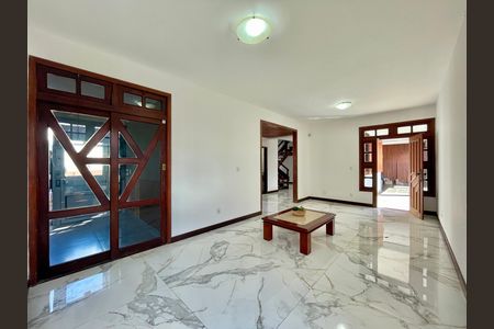 Casa para alugar com 380m², 5 quartos e 4 vagas