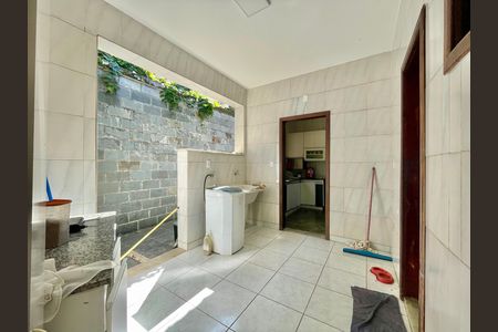 Casa para alugar com 5 quartos, 380m² em Palmares, Belo Horizonte