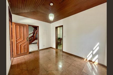 Casa para alugar com 5 quartos, 380m² em Palmares, Belo Horizonte