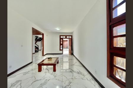 Casa para alugar com 380m², 5 quartos e 4 vagas