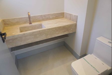 Casa de condomínio à venda com 309m², 4 quartos e 4 vagasLavabo