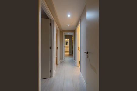 Corredor de apartamento para alugar com 3 quartos, 100m² em Cristal, Porto Alegre