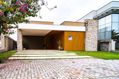 Casa de condomínio para alugar com 242m², 4 quartos e 4 vagasFachada