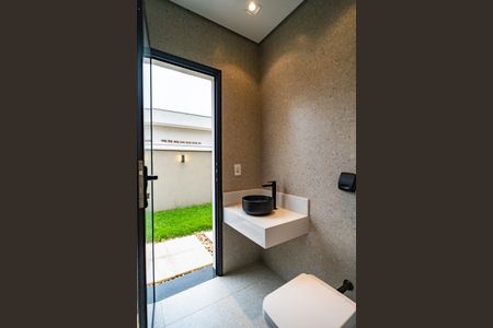 Casa de condomínio para alugar com 242m², 4 quartos e 4 vagasBanheiro de serviço