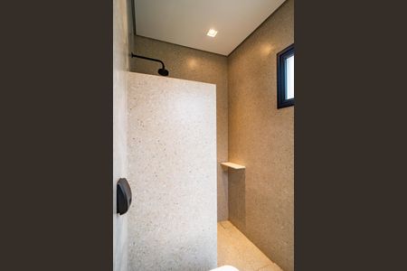 Casa de condomínio para alugar com 242m², 4 quartos e 4 vagasBanheiro de serviço