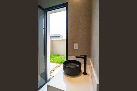 Casa de condomínio para alugar com 242m², 4 quartos e 4 vagasBanheiro de serviço