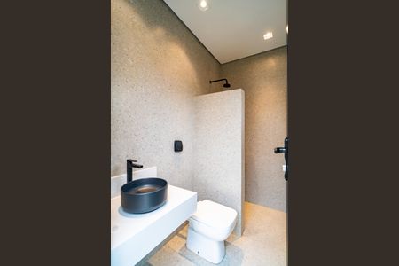 Casa de condomínio para alugar com 242m², 4 quartos e 4 vagasBanheiro de serviço