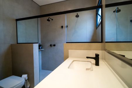 Casa de condomínio para alugar com 242m², 4 quartos e 4 vagasBanheiro da Suíte