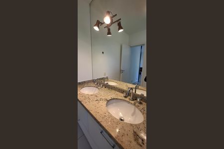 Casa de condomínio para alugar com 222m², 3 quartos e 4 vagas Casa de condomínio para alugar com 222m², 3 quartos e 4 vagasBanheiro da Suíte