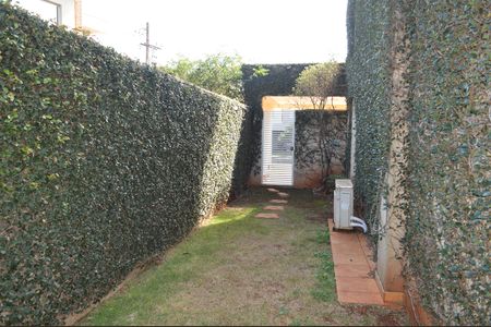 Casa de condomínio para alugar com 222m², 3 quartos e 4 vagasQuintal