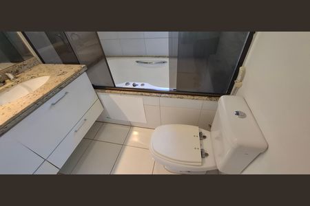 Casa de condomínio para alugar com 222m², 3 quartos e 4 vagas Casa de condomínio para alugar com 222m², 3 quartos e 4 vagasBanheiro da Suíte