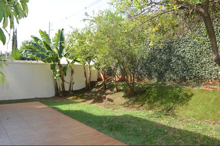 Casa de condomínio para alugar com 222m², 3 quartos e 4 vagasQuintal