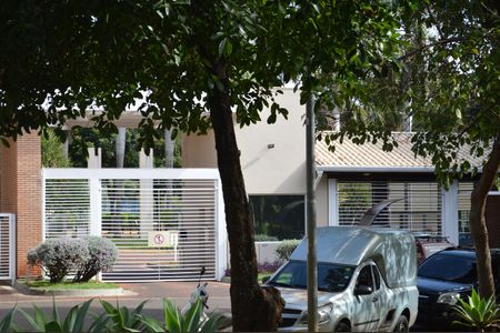 Casa de condomínio para alugar com 222m², 3 quartos e 4 vagasFachada e portaria