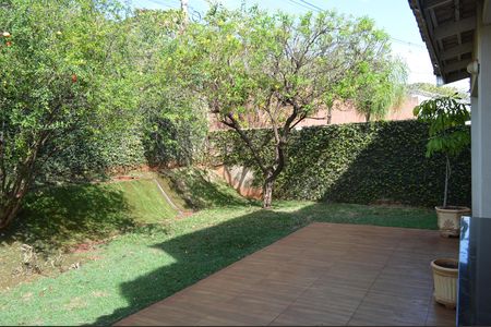 Casa de condomínio para alugar com 222m², 3 quartos e 4 vagasQuintal