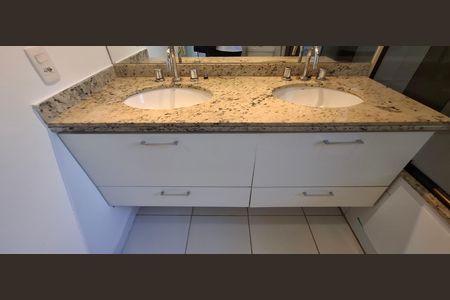 Casa de condomínio para alugar com 222m², 3 quartos e 4 vagas Casa de condomínio para alugar com 222m², 3 quartos e 4 vagasBanheiro da Suíte