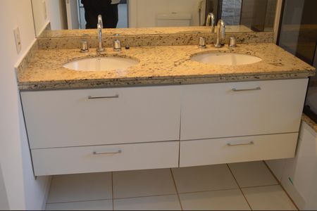 Casa de condomínio para alugar com 222m², 3 quartos e 4 vagasBanheiro da Suíte