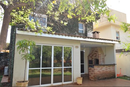 Casa de condomínio para alugar com 222m², 3 quartos e 4 vagasQuintal