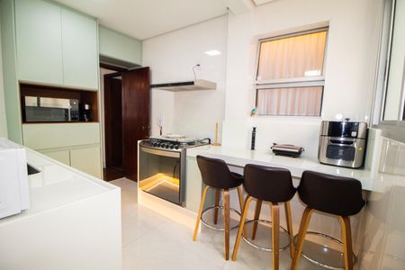 Cozinha de apartamento à venda com 4 quartos, 140m² em Vila Paris, Belo Horizonte