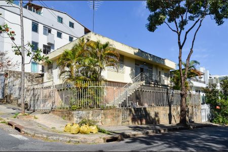 Fachada de casa à venda com 3 quartos, 358m² em Nova Floresta, Belo Horizonte