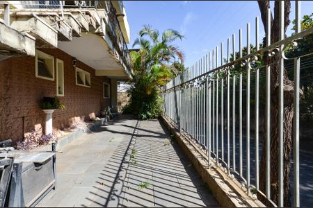 Entrada de casa à venda com 3 quartos, 358m² em Nova Floresta, Belo Horizonte