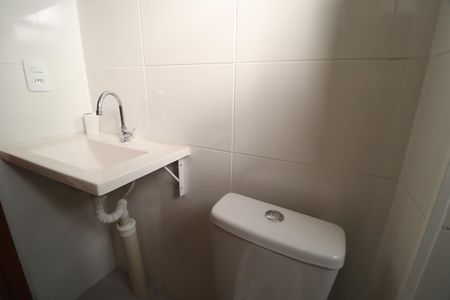 Banheiro Social de apartamento para alugar com 2 quartos, 42m² em Jardim Patricia, Uberlândia
