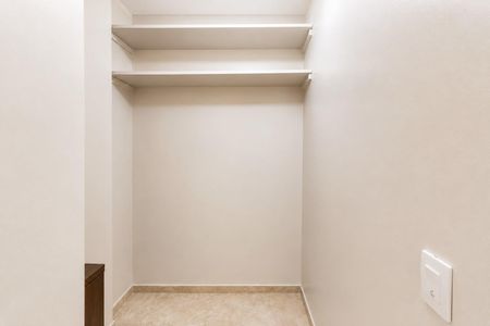 Apartamento para alugar com 200m², 4 quartos e 1 vaga Apartamento para alugar com 200m², 4 quartos e 1 vagaDormitório 3 - Closet