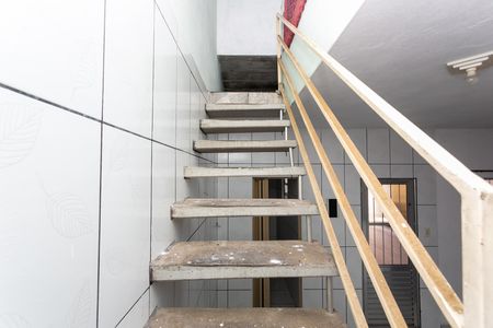 Escada  de casa para alugar com 1 quarto, 50m² em Vila Minerva, São Paulo