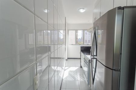 Cozinha de apartamento para alugar com 1 quarto, 40m² em Lourdes, Belo Horizonte