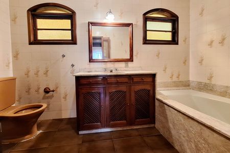 Banheiro da Suíte 1 de casa para alugar com 3 quartos, 319m² em São Francisco, Niterói