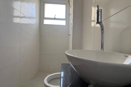 Banheiro de apartamento para alugar com 2 quartos, 50m² em Braúnas, Belo Horizonte